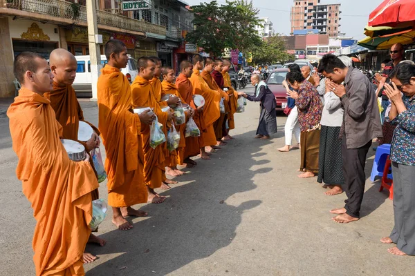 Monniken tijdens voedsel verzamelen in Battambang over Cambodja — Stockfoto