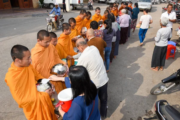 Munkarna under mat samlas i Battambang om Kambodja — Stockfoto