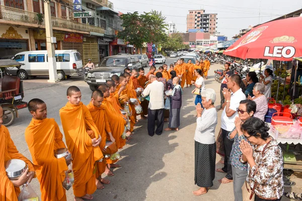 Ченці під час їжі, збір при залишає на Камбоджі — стокове фото