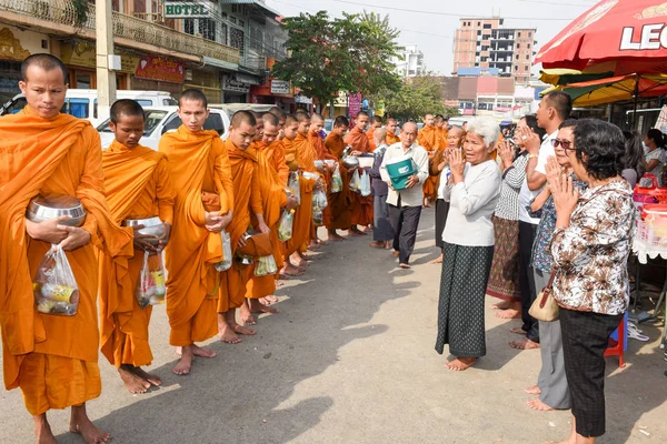 Monniken tijdens voedsel verzamelen in Battambang over Cambodja — Stockfoto