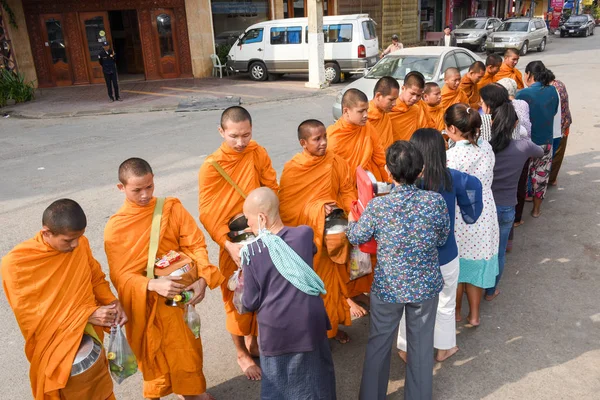 Monniken tijdens voedsel verzamelen in Battambang over Cambodja — Stockfoto