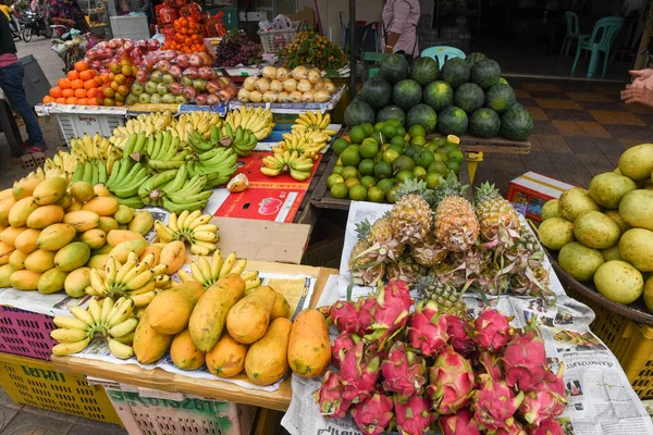 Fruta en venta en el mercado de Battambang en Camboya — Foto de Stock