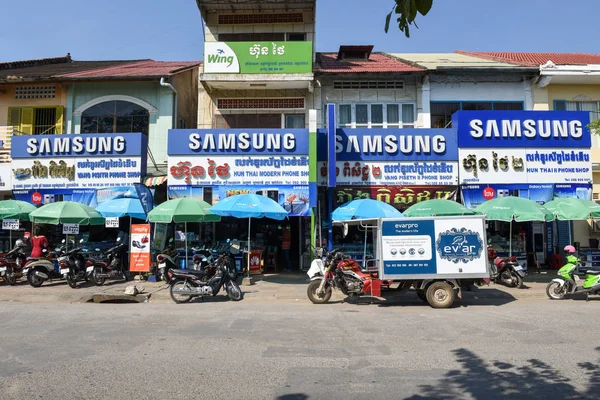 Fench αποικιακή σπίτια με διαφημίσεις banner στο Battambang σε Φωτογραφία Αρχείου