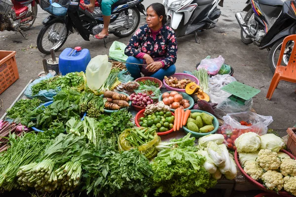カンボジアのバッタンバンの市場で野菜を販売する女性 — ストック写真