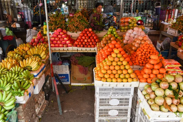 Frutas para venda no mercado de Battambang no Camboja — Fotografia de Stock