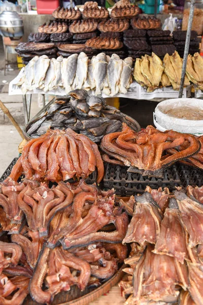 Battambang, कंबोडिया के खाद्य बाजार में सूखी मछली — स्टॉक फ़ोटो, इमेज