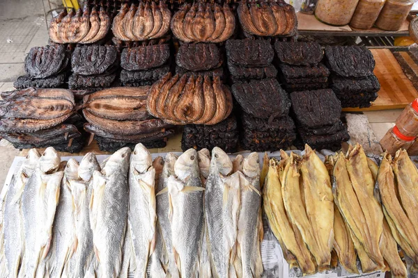 Poisson sec au marché alimentaire de Battambang, Cambodge Image En Vente