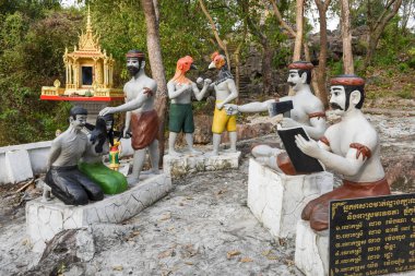 Phnom Sampeau: Battambang, öldürme yakınlarında heykeller 