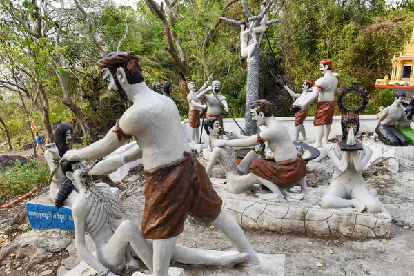Statues près des grottes tueuses de Phnom Sampeau à Battambang — Photo