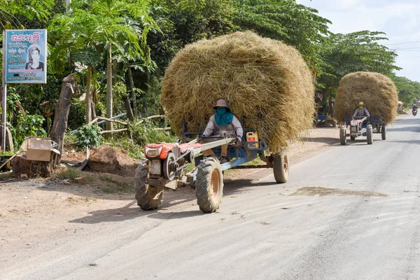 Hay traktorer på Battambang om Kambodja — Stockfoto