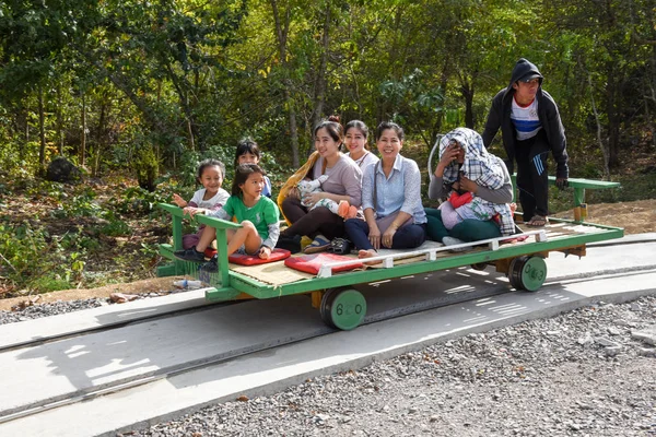 Turistas no trem de bambu em Battambang no Camboja — Fotografia de Stock