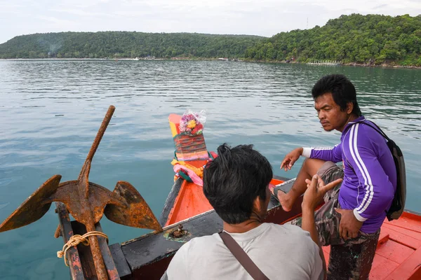 Marineros en el barco que llega a la isla de Koh Rong Sanloem — Foto de Stock