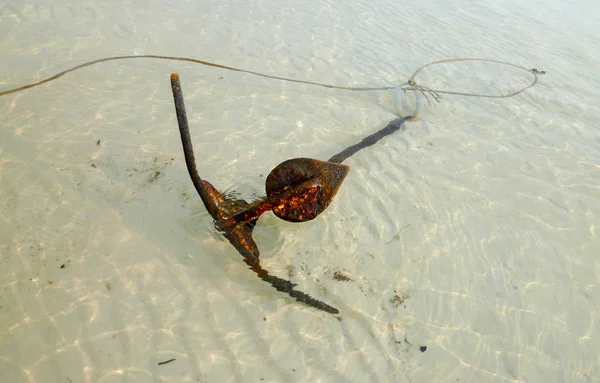Âncora enferrujada na praia da ilha de Kho Rong Sanloem — Fotografia de Stock