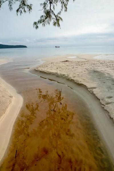 Sladkovodní řeka na ostrově beach Koh Rong Sanloem — Stock fotografie