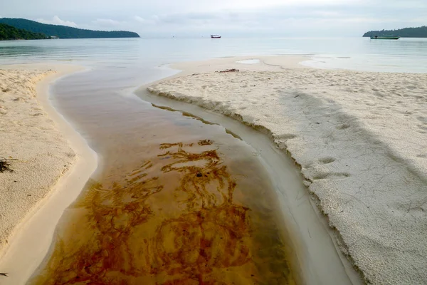 Süßwasserfluss am Strand der Insel Koh Rong Sanloem — Stockfoto