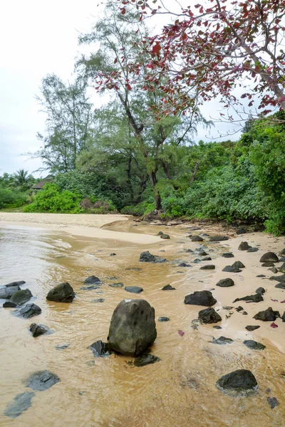 Река пресноводная на пляже острова Ронг Санлум (Koh Rong Sanloem) — стоковое фото