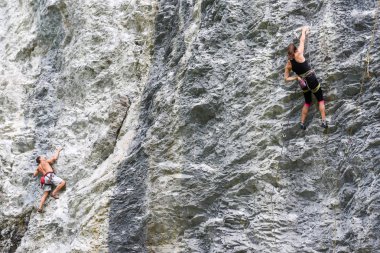 Engelberg İsviçre üzerinde kayaya tırmanma insanlar