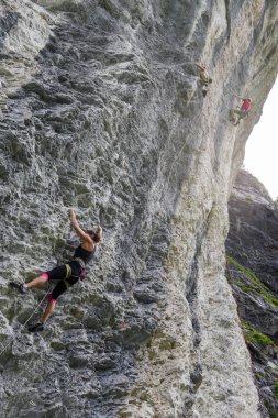 Engelberg İsviçre üzerinde kayaya tırmanma insanlar