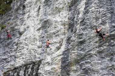 Engelberg İsviçre üzerinde kayaya tırmanma insanlar