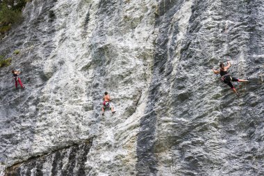 Engelberg İsviçre üzerinde kayaya tırmanma insanlar