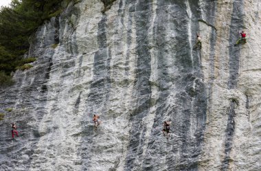 Engelberg İsviçre üzerinde kayaya tırmanma insanlar