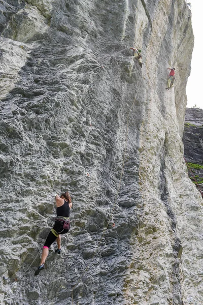 Gente subiendo a la roca en Engelberg en Suiza —  Fotos de Stock