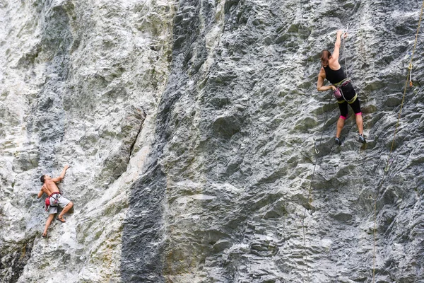 Gente subiendo a la roca en Engelberg en Suiza —  Fotos de Stock