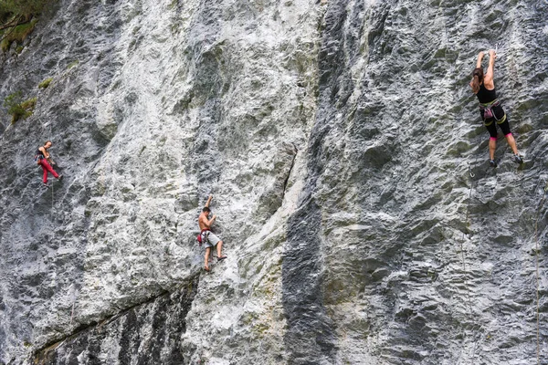 Gente subiendo a la roca en Engelberg en Suiza —  Fotos de Stock