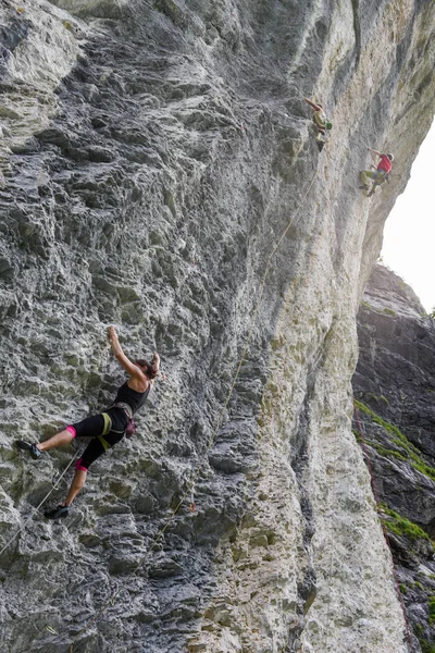 Emberek, Engelberg, Svájc a sziklán hegymászás — Stock Fotó