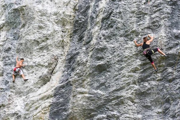 Mensen klimmen op de rotsen bij Engelberg op Zwitserland — Stockfoto