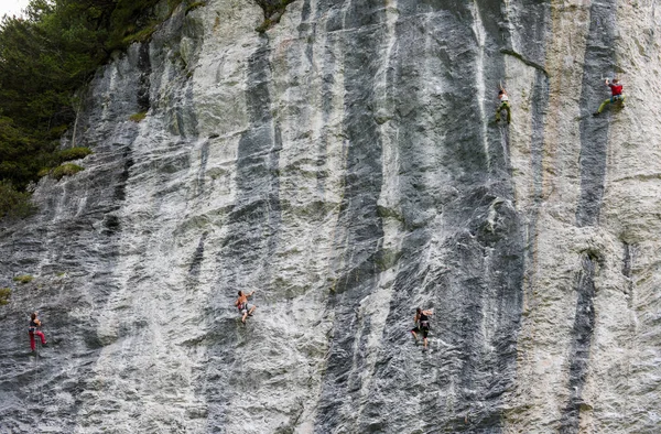 Orang-orang memanjat batu di Engelberg di Swiss — Stok Foto