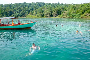 İnsanlar maiking Kamboçya adada Koh Ta Kiev, şnorkel