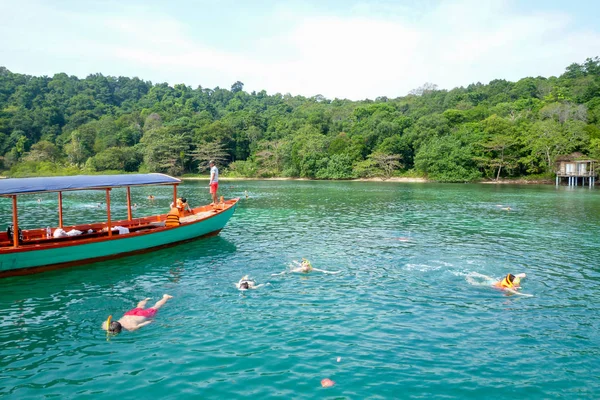 Personnes faisant de la plongée avec tuba sur l'île de Koh Ta Kiev au Cambodge — Photo