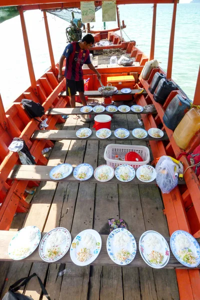 Homem preparando almoço em seu barco para turistas — Fotografia de Stock