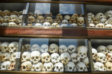 Phnom Penh, Kamboçya dışında ölüm tarlaları kafatasları