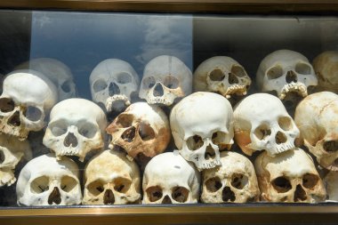 Phnom Penh, Kamboçya dışında ölüm tarlaları kafatasları