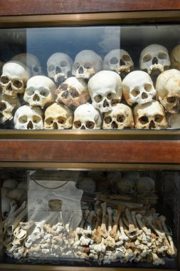 Phnom Penh, Kamboçya dışında ölüm tarlaları kafatasları