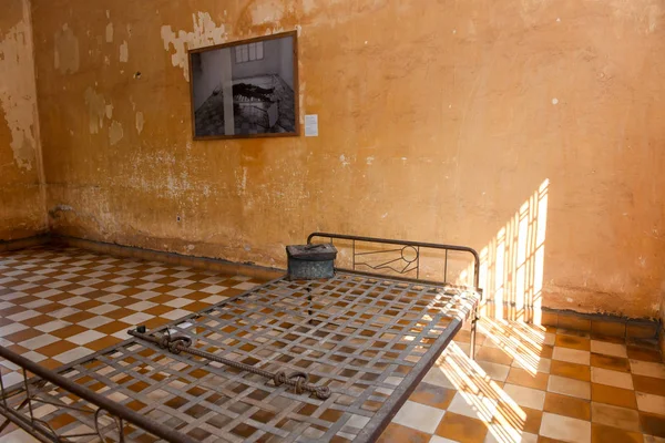 Gefängniszelle des s21 Gefängnisses in Phnom Penh auf Kambodscha — Stockfoto