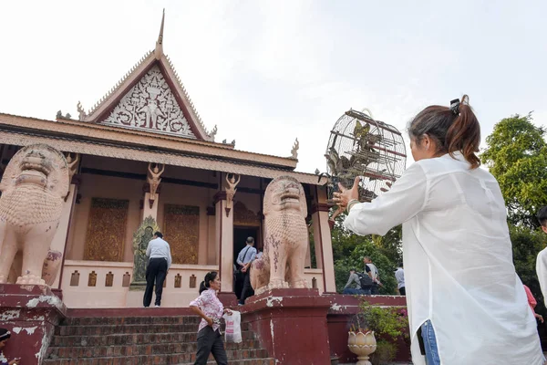 Buddhist temple of Wat Phnom at Phnom Penh on Cambodia — Stock Photo, Image