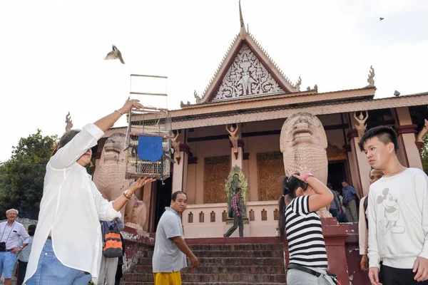 Buddhistiska templet av Wat Phnom på Phnom Penh om Kambodja — Stockfoto