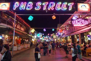Işıklı pub üzerinde Kamboçya Siem Reap içinde Sokak