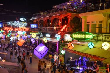 Işıklı pub üzerinde Kamboçya Siem Reap içinde Sokak