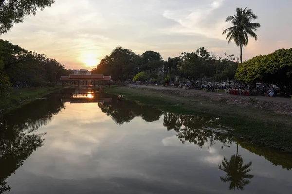 Rzeka z mostu i noc rynku w Siem Reap, Kambodża — Zdjęcie stockowe
