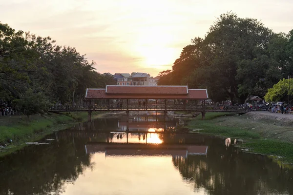 Rzeka z mostu i noc rynku w Siem Reap, Kambodża — Zdjęcie stockowe