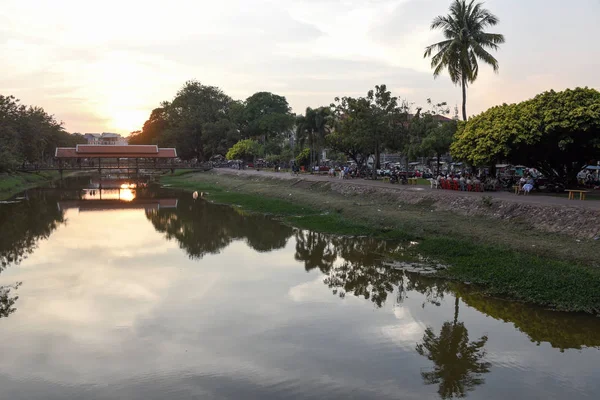 Rivière avec pont et marché de nuit au Cambodge à Siem Reap. — Photo