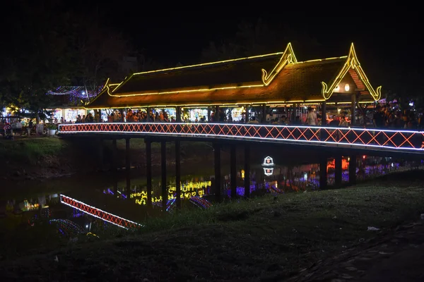 在柬埔寨暹粒照明桥和夜市 — 图库照片