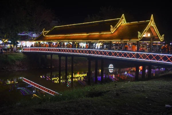 Siem Reap, Kamboçya Köprüsü ve gece pazarında aydınlatılmış — Stok fotoğraf