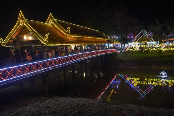 Siem Reap, Kamboçya Köprüsü ve gece pazarında aydınlatılmış — Stok fotoğraf