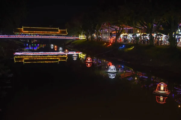 Siem Reap, Kamboçya Köprüsü ve gece pazarında aydınlatılmış — Stok fotoğraf
