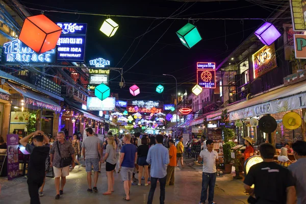 Oświetlony pub street w mieście Siem Reap w Kambodży — Zdjęcie stockowe